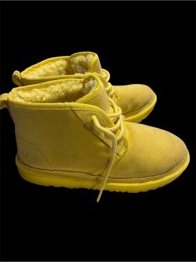 UGG Womens Yellow Shearling-Lined Lace-Up Boots Needs to be Cleaned